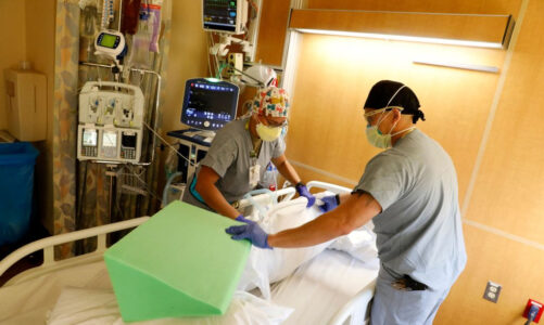 Hospitalizaciones en EE.UU aumentan dejando muertes por COVID-19