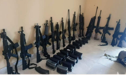 Operativo en la Ruana, Michoacán, deja 26 detenidos y decomiso de armas
