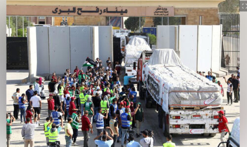 Tercer convoy de ayuda entra en Gaza, la ONU advierte que el combustible está a punto de agotarse
