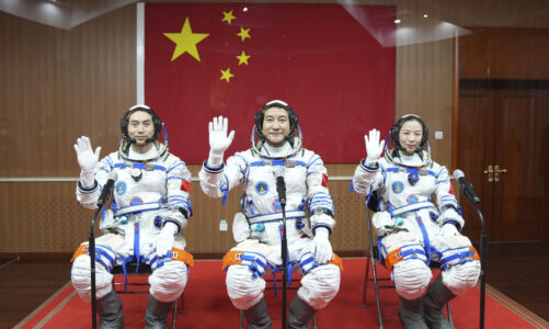 Primeros tres individuos en vivir en estación espacial china regresan a tierra