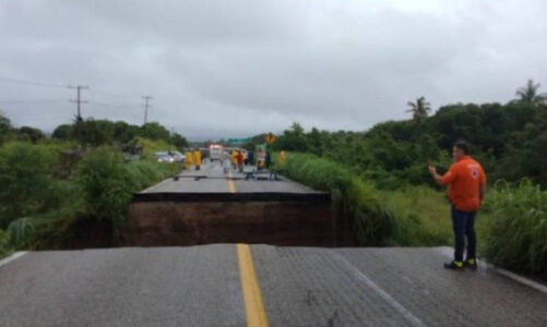 Carretera Acapulco-Zihuatanejo sigue cerrada tras ser cortada en 2 por la Tormenta tropical “Max”