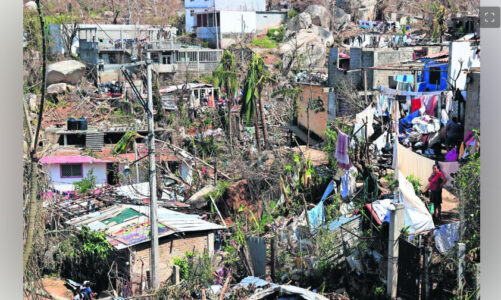 Escombros empiezan a oler, dicen pobladores de Acapulco