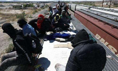 Migrantes desafían operativos en trenes de Ferromex y el INM