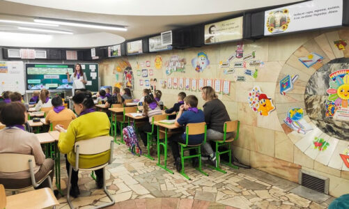 Escuelas dentro de estaciones de metro en Ucrania
