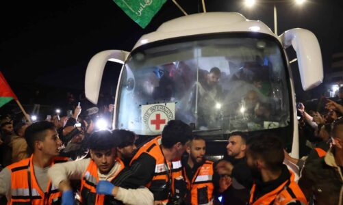 Hamás acusa a Israel de incumplir acuerdo y retrasa entrega de segundo grupo de rehenes
