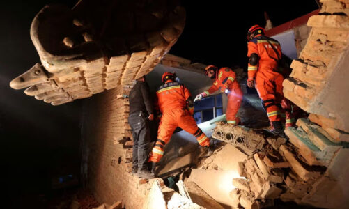 Casi 130 personas muertas tras  temblor en China