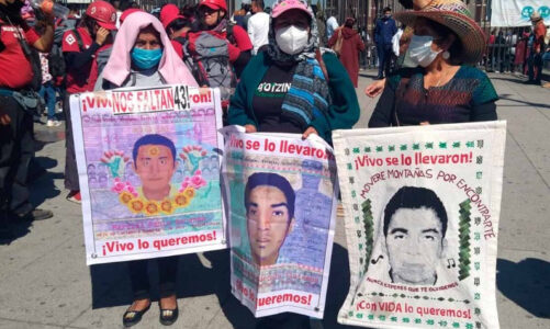 Ante la Virgen de Guadalupe, familias de los 43 normalistas de Ayotzinapa exigen justicia
