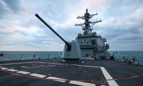 Destructor lanzamisiles estadounidense en estrecho de Taiwán