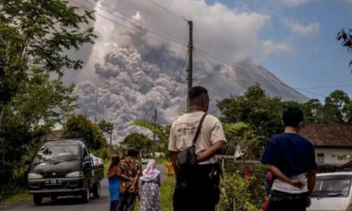 Casi mil quinientos evacuados  tras erupción de volcán en Indonesia