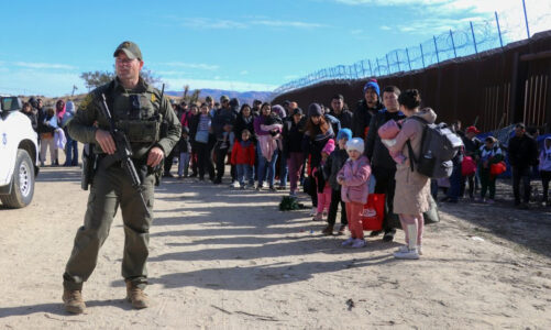 Nueva ola record de migrantes en frontera de EE.UU