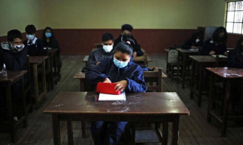 Vuelve uso obligatorio de mascarillas en escuelas de Bolivia