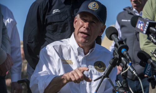 “Seguiremos deteniendo migrantes”: advierte gobernador de Texas