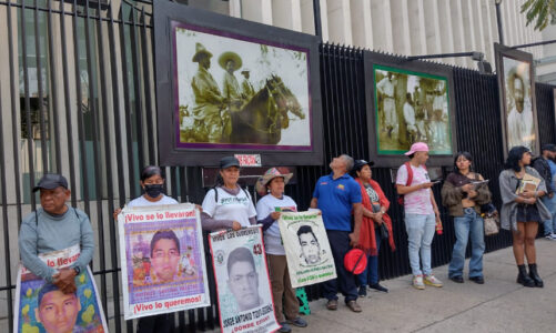 Familiares de los 43 normalistas de Ayotzinapa, se manifiestan en el Senado