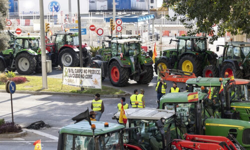 Agricultores en España bloquean con tractores puntos importantes de distribución