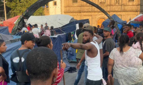 Enfrentamiento de Haitianos vs vecinos en plaza Soledad CdMx