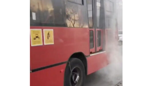 Desalojan a pasajeros por registro de humo en la unidad, metrobús de Línea 3