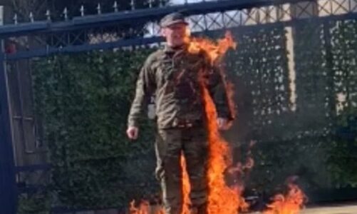 Soldado se prende fuego frente a embajada de Israel