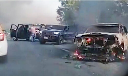 Enfrentamiento deja vehículos incendiados y personas fallecidas en carretera Tuxtla – Ocozocoautla