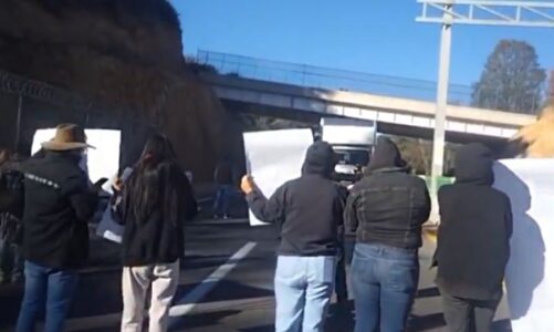 Pobladores bloquean carretera Naucalpan-Toluca