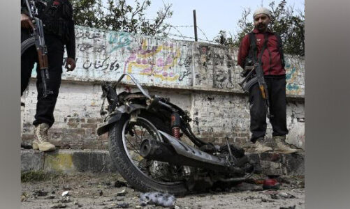 Motocicleta cargada de explosivos estalla en Peshawar y deja dos muertos