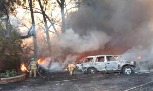 Voraz incendio en almacén de vehículos en Jalisco; 150 autos se prenden en llamas