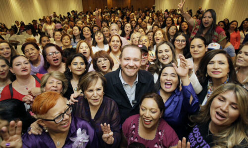 Santiago Taboada se reúne con mujeres