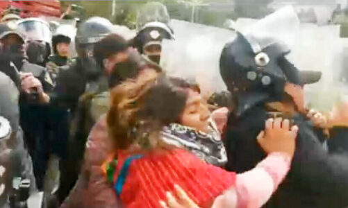 Policías de SSC y triquis se enfrentan, en Paseo de la Reforma