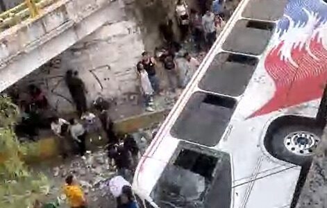 Autobús de pasajeros cae a barranco, deja 3 muertos y 18 heridos