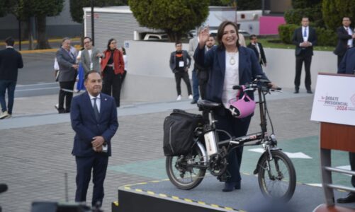 Xóchitl Gálvez llega al INE en bicicleta