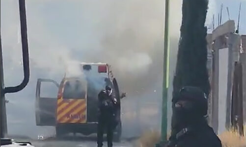 Incendian sicarios cuatro ambulancias; dos paramédicos muertos  