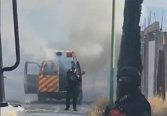 Incendian sicarios cuatro ambulancias; dos paramédicos muertos  