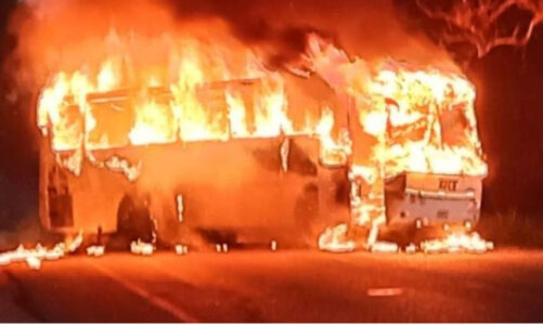 Criminales queman autobús mujer saca a su hijo por una ventana del camión, ella muere