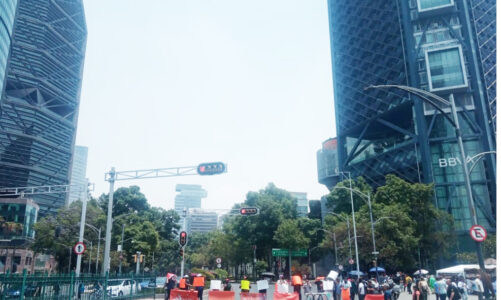 Comerciantes pasaje del Chapultepec bloquean Paseo de la Reforma