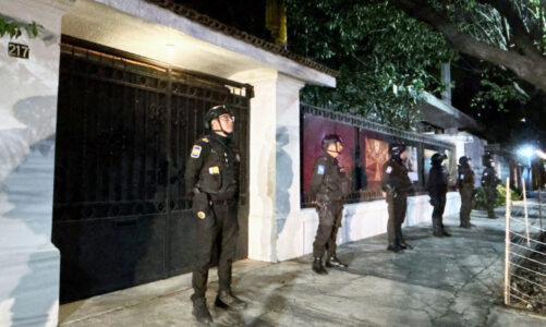Policía capitalina resguarda embajada de Ecuador, en México