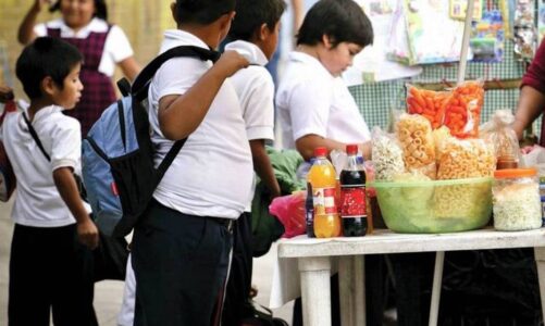 Escuelas mexicanas promueven obesidad en niños