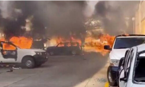Normalistas de Ayotzinapa arrojan petardos e incendian autos en Palacio Municipal en Chilpancingo