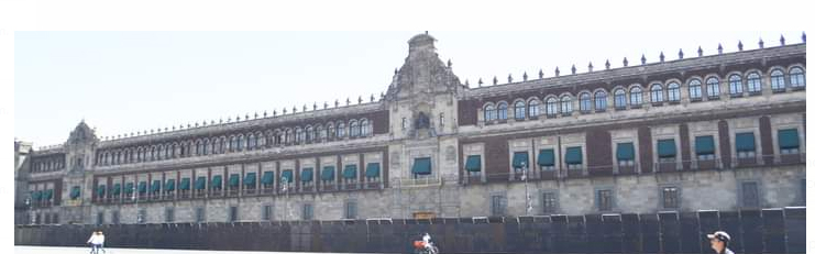 Blindado Palacio Nacional, por arribo de normalistas de Ayotzinapa