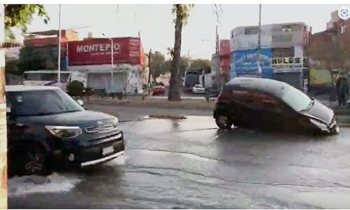 Por fuga de agua provoca enorme socavón en Vallejo; caen autos en él