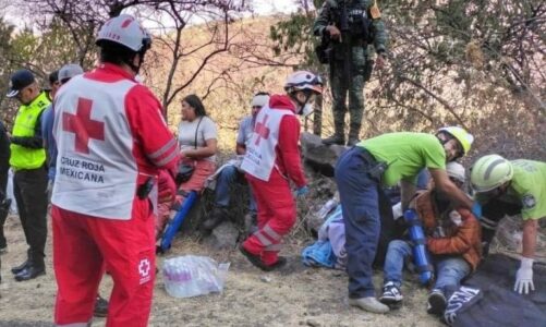 Mueren 14 peregrinos por volcadura de autobús en Malinalco