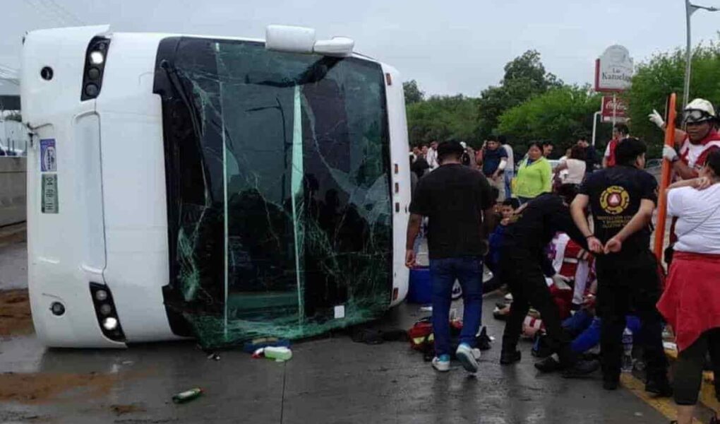 Vuelca autobús turístico en Monterrey NL