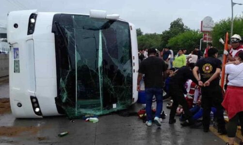 Vuelca autobús turístico en Monterrey NL