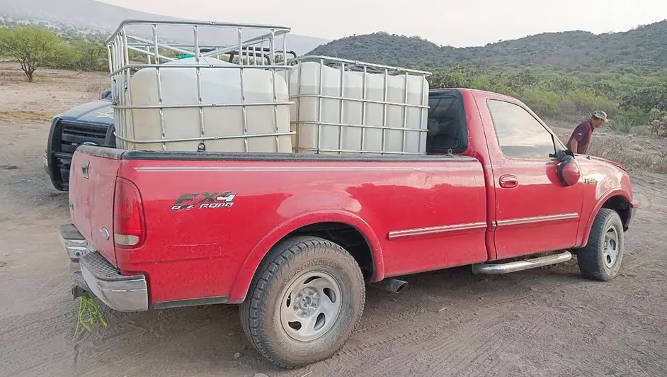 Localizan 7 mil litros de huachicol dentro de tres camionetas abandonadas en Hidalgo