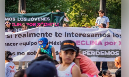 “Xóvenes Xingones” irrumpen evento de Máynez, le piden declinar a favor de Xóchitl Gálvez
