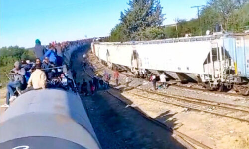 Migrantes en Cañitas, Zacatecas, detienen tren para continuar hacia la frontera