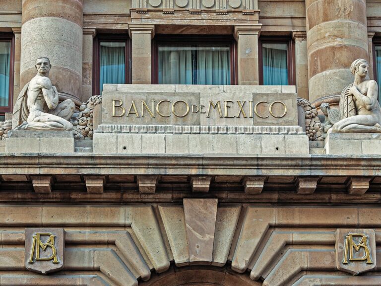 Banxico cierra ajustes a tasa de interés por ruido político