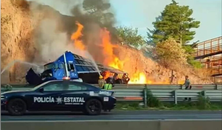 Chocan tractocamiones  y se incendian en Arco Norte