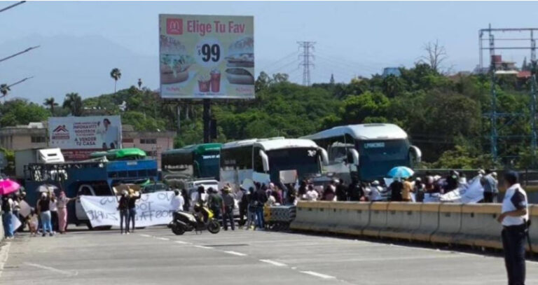 Hoy familiares y amigos de Zuri Sánchez Valdez bloquean la autopista México-Acapulco, exigen aparición de la joven