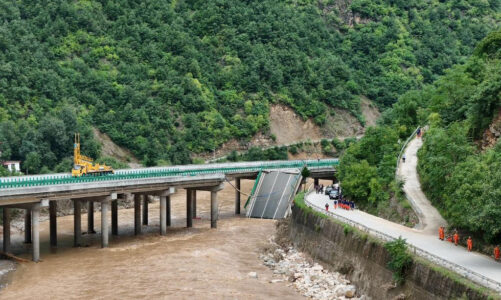 Derrumbe de puente en China deja 12 muertos y más de 30 desaparecidos