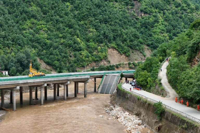 Derrumbe de puente en China deja 12 muertos y más de 30 desaparecidos