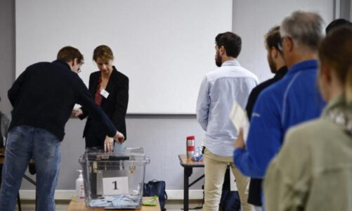 Francia realiza la segunda vuelta de elecciones, con participación histórica